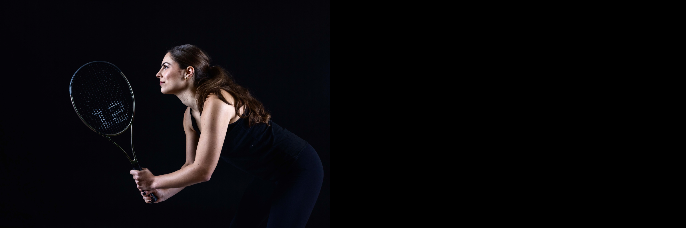 Tennisspielerin in Grundposition mit Schläger – konzentrierte Haltung vor dem nächsten Schlag