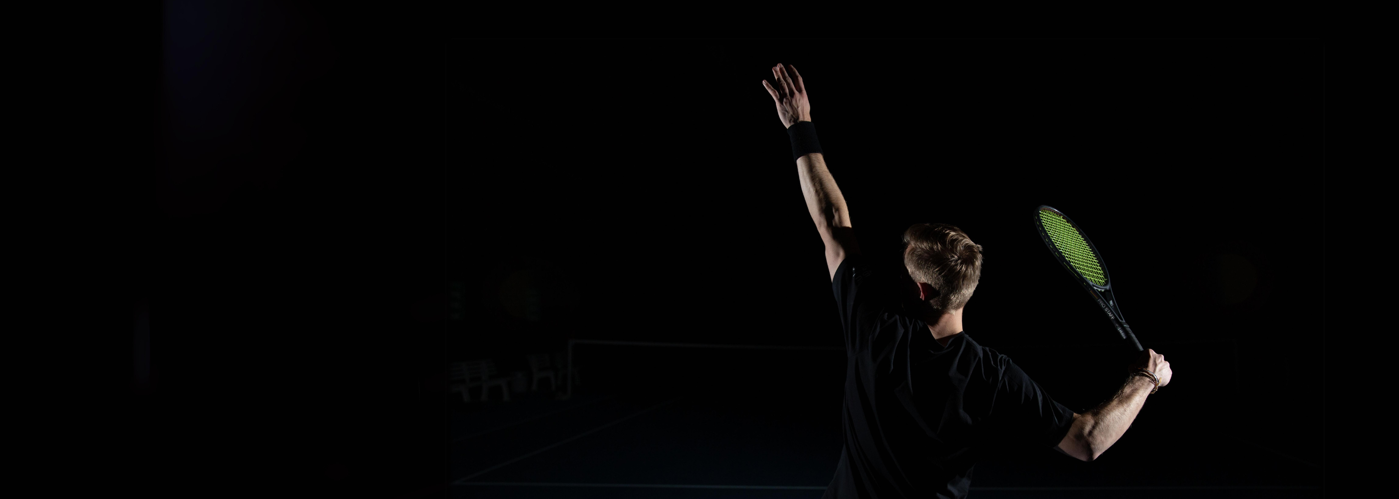 Tennisspieler beim Aufschlag auf dem Platz - Fokus auf Technik, Kontrolle und Spielvorbereitung