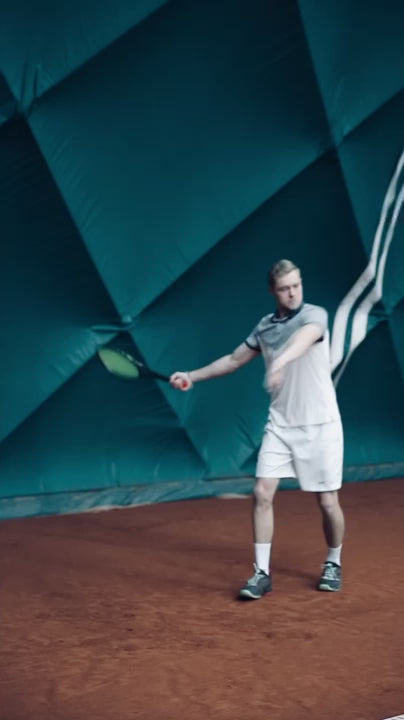 Tennisspieler schlägt eine Vorhand im Training auf dem Platz – BASE12 Tennissaiten im Einsatz für Kontrolle und Power